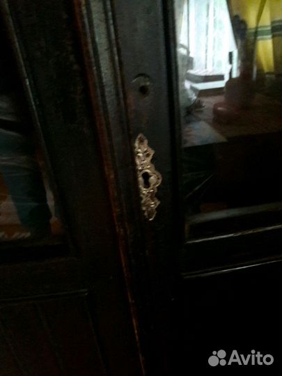 Антикварный шкаф