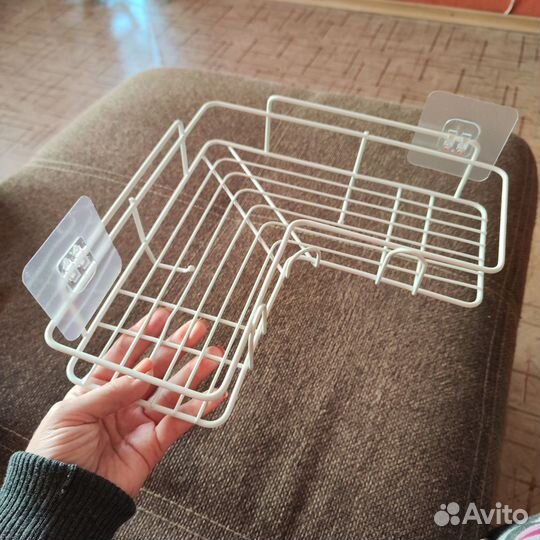 Угловая настенная полка для ванной комнаты