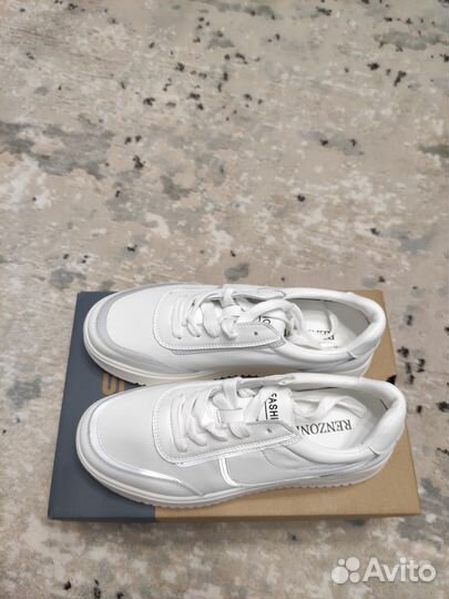 Кроссовки женские 39