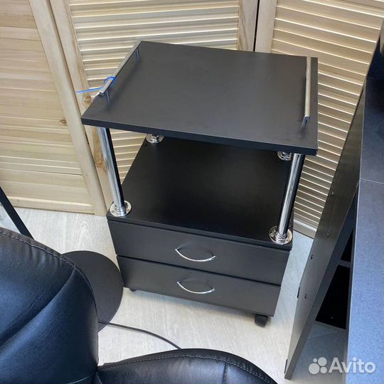 Маникюрный стол