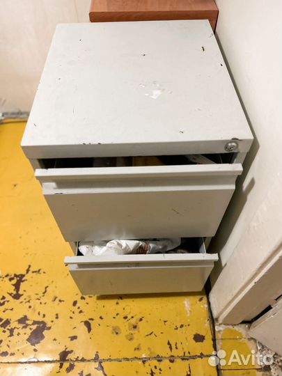 Тумба металлическая с выдвижными ящиками