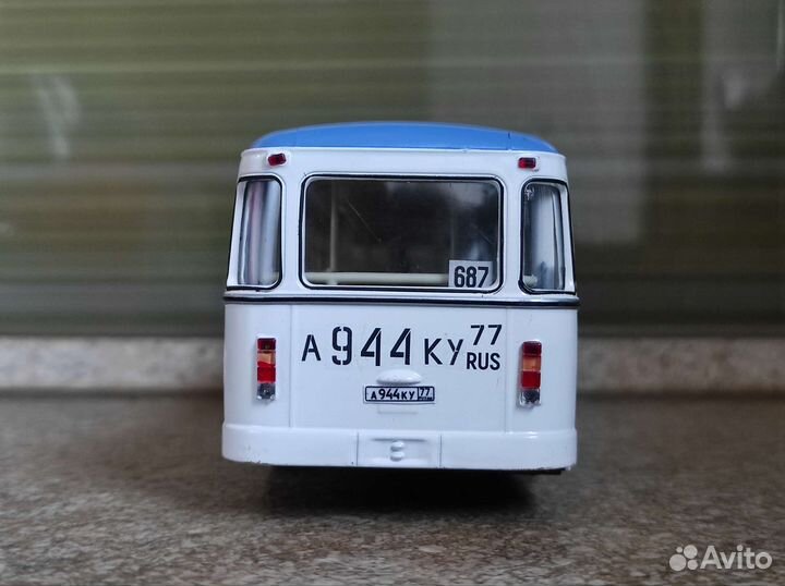 Модель автобуса лиаз-677М 1:43 бело-голубой
