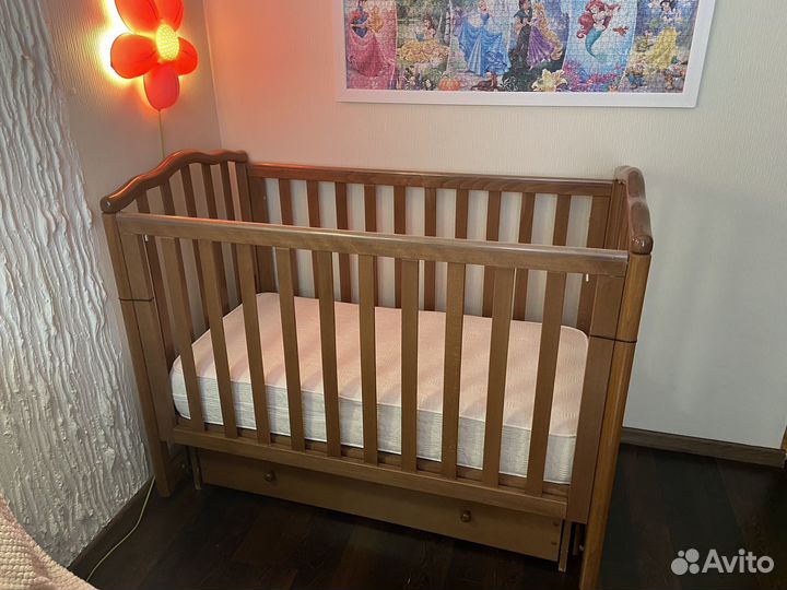 Детская кроватка с маятником и ящиком