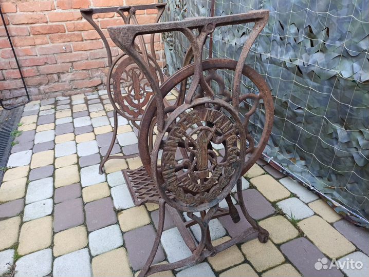 Швейная машина 