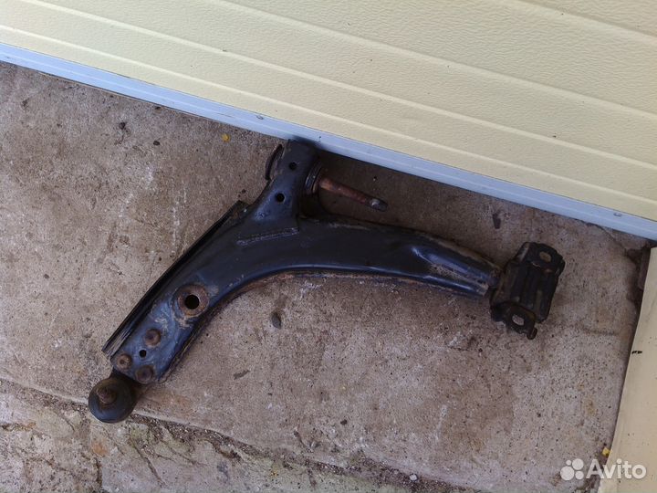 Дэу Нексия -левый поворотный рычаг