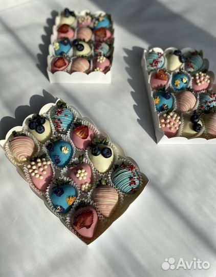 Клубника в шоколаде коробочки и букеты