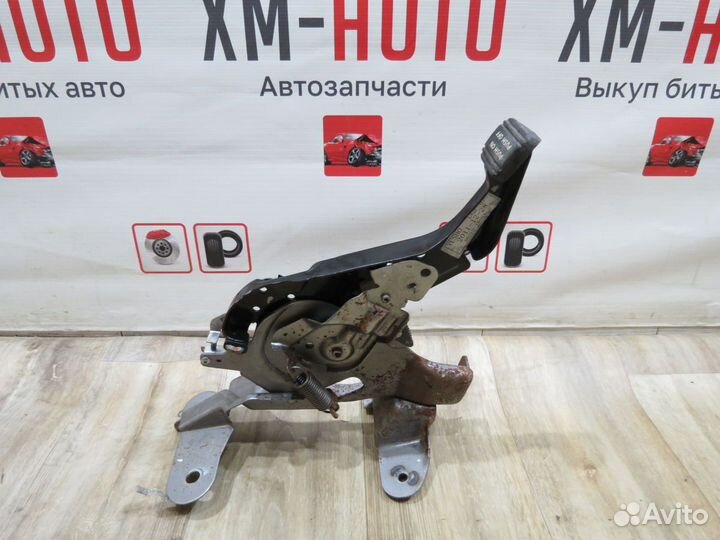 Педаль стояночного тормоза Nissan Teana J32