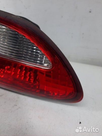 Фонарь крышки багажника правый Subaru Tribeca