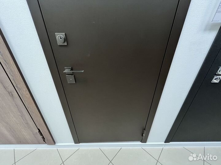 Входная дверь чёрная argus