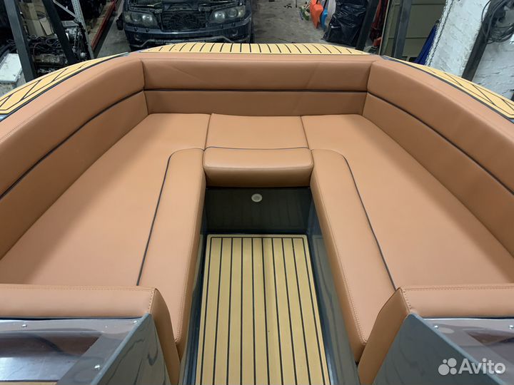 Катер буксировщик для вейксерфинга