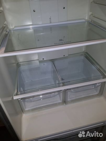 Не работающий холодильник Аристон на запчасти