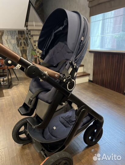 Коляска stokke trailz v6 синяя на черном шасси