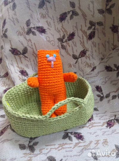 Вязанные игрушки в корзинке