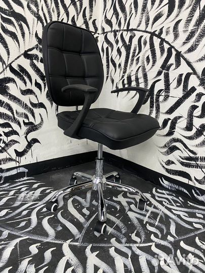 Почти классическое, офисное кресло (новое)