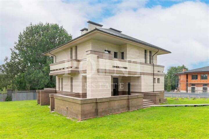 Дом 1028 м² на участке 34 сот.