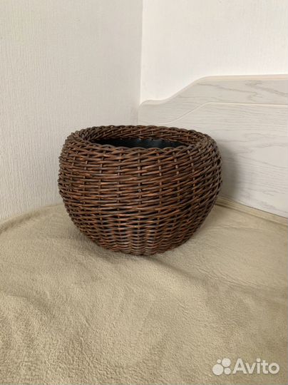 Кашпо садовое, плетенное из ротанга, в наличии