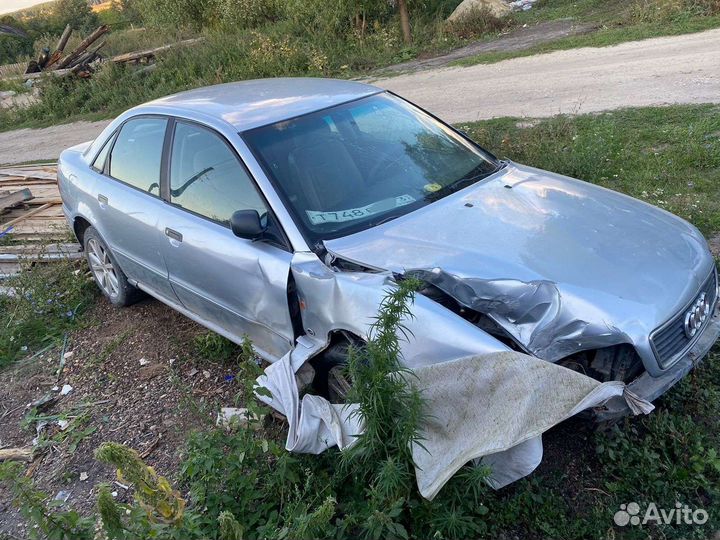 Audi A4 1.6 МТ, 1996, битый, 199 000 км