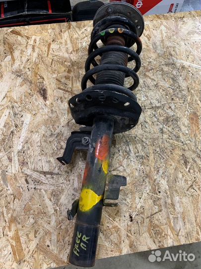 Стойка подвески передняя правая Land Rover