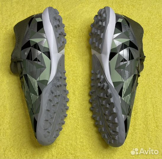 Футбольные бутсы сороконожки Adidas Predator