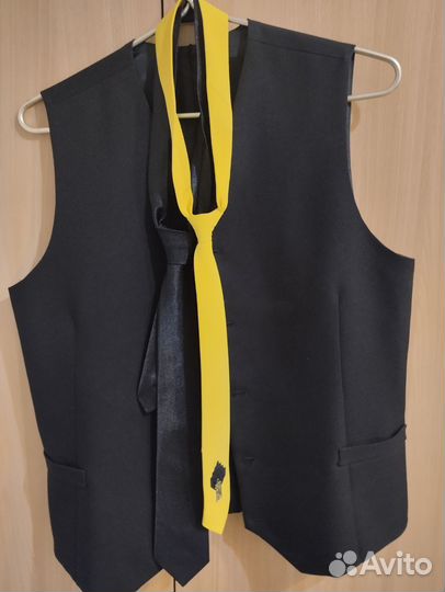 Жилетка мужская новая в подарок 2 шт галстука