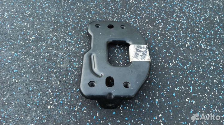 Кранштейн правый усилителя VW golf 6