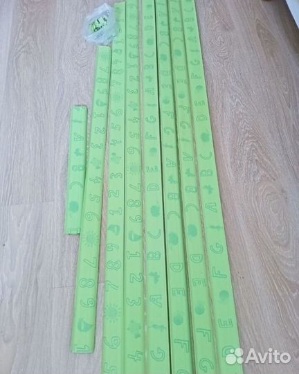 Салатовый плинтус для детской 16 м с крепежами