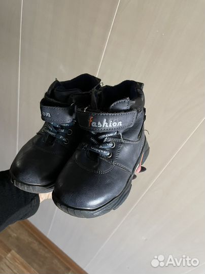 Продам детские ботинки