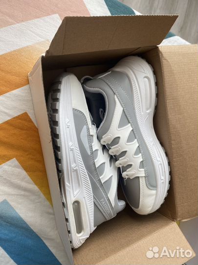 Кроссовки женские