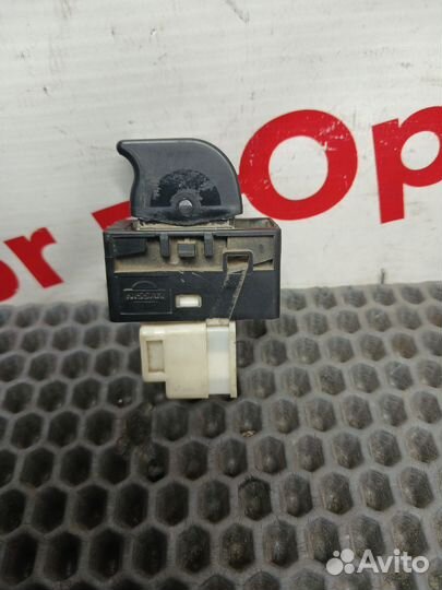 Кнопка стеклоподъемника Nissan Bluebird U14