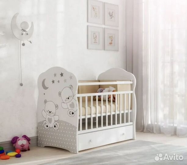 Детская кроватка с маятником