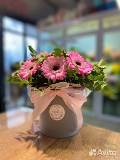 Композиция из цветов в коробке от Flowers124