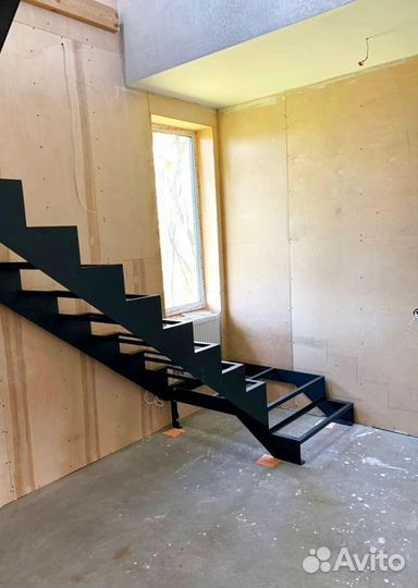 Лестница на металлокаркасе открытого типа