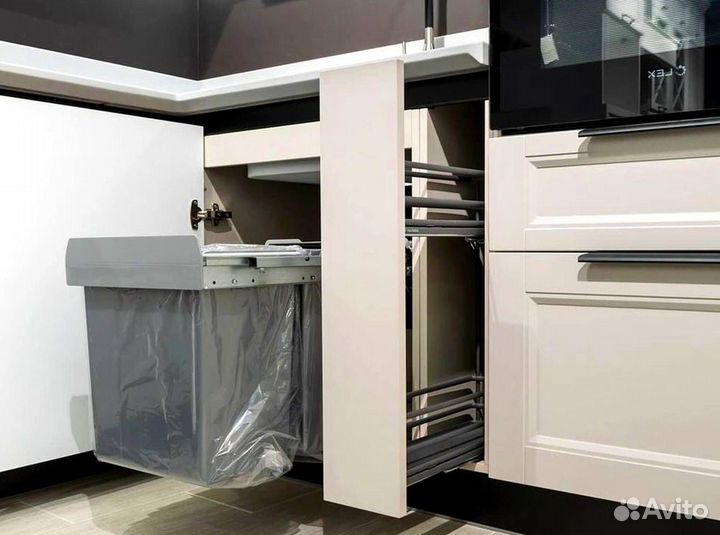 Кухня с каменным островом