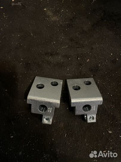 Петля пердняя левая Volkswagen Golf 1992