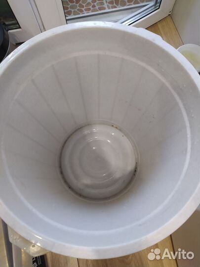 Большой мусорный бак