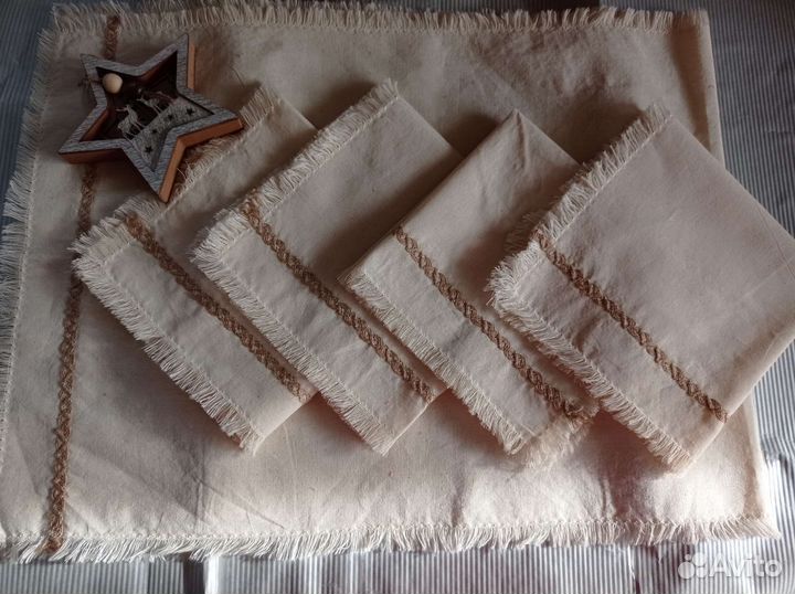 Стильный комплект из 4 салфеток и дорожки