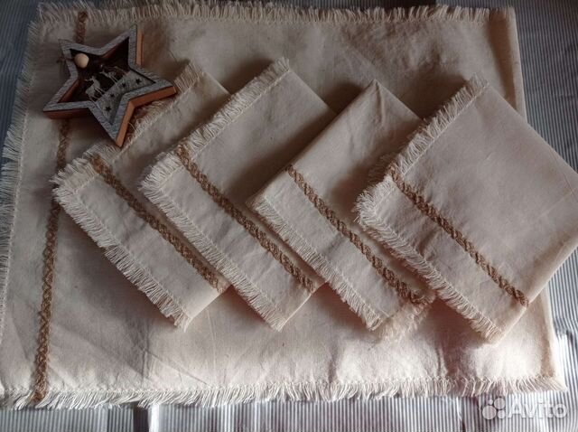 Стильный комплект из 4 салфеток и дорожки