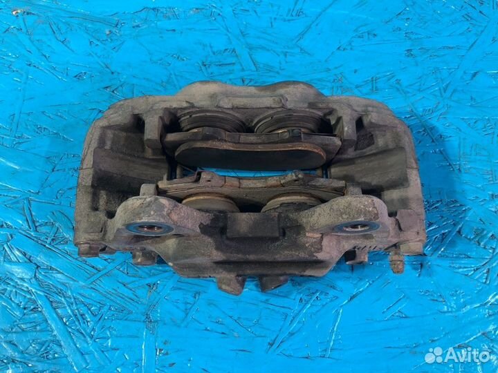 Суппорт передний правый Toyota Hilux Pick Up