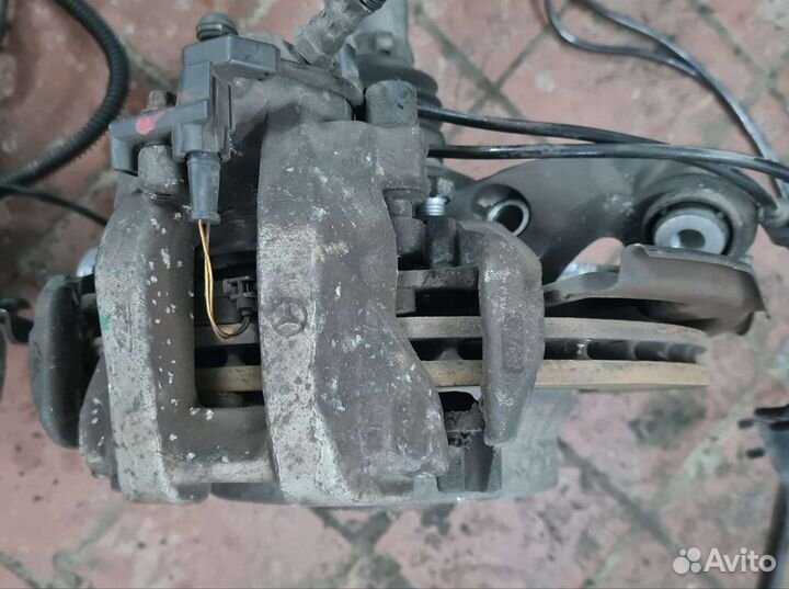 Кулак задний левый правый со ступицей Mercedes 211