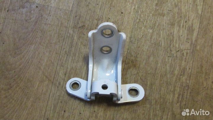 Петля двери задняя левая нижняя