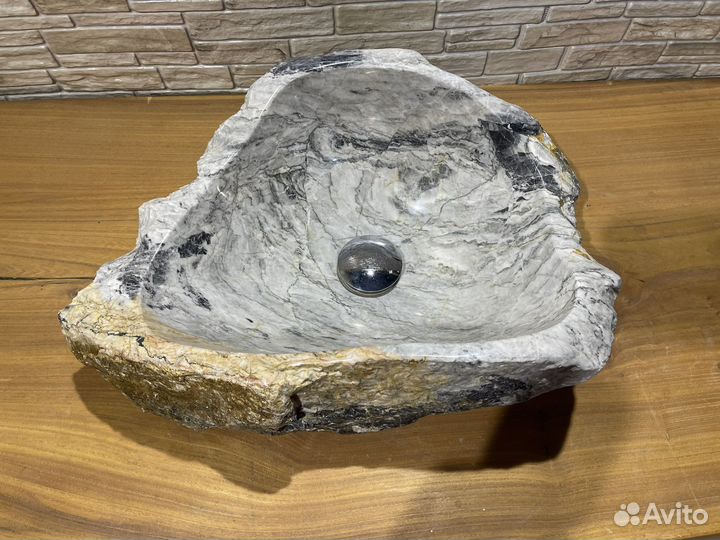 Раковины из черного и медового мрамора