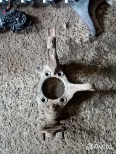 Кулак правый Toyota Auris