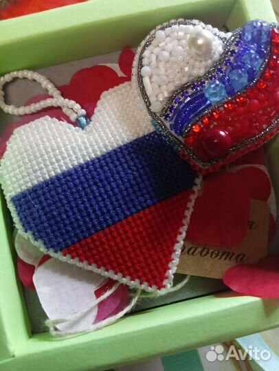 Брошь триколор