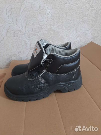 Ботинки мужские 40 размер новые