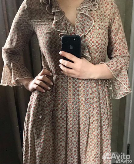 Платье с воланами 44