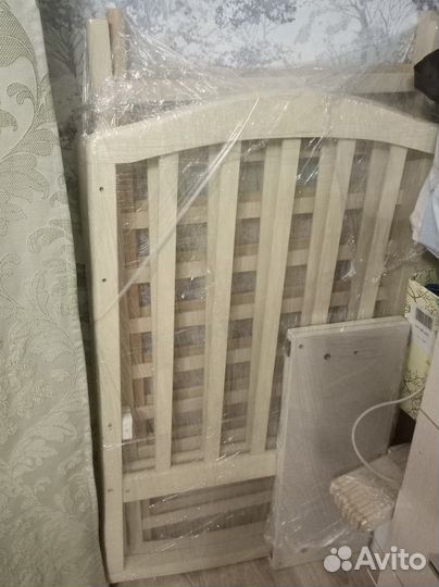 Детская кроватка с маятником