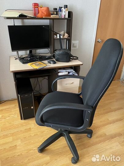 Компьютерное кресло и стол