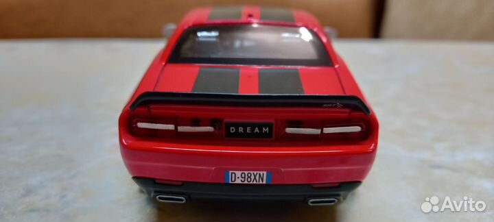 Модель автомобиля Dodge Challenger Hellcat 1/32