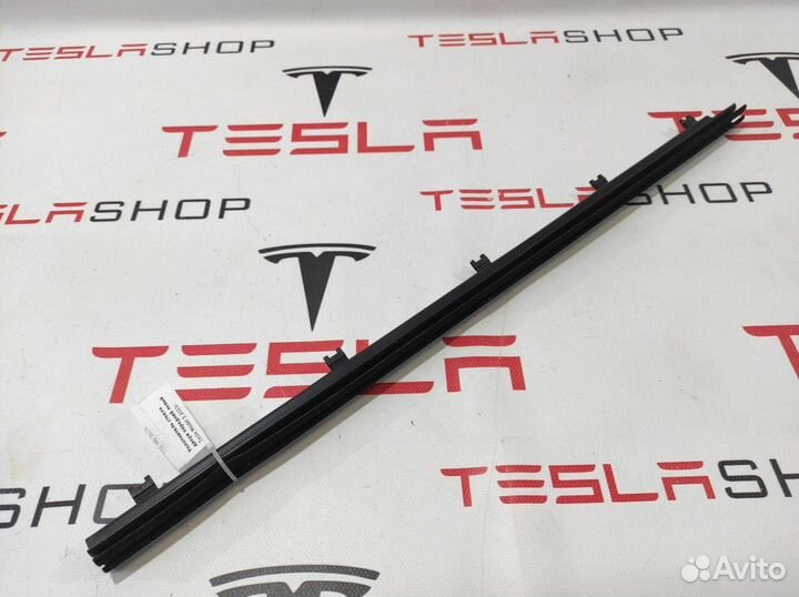 Уплотнитель стекла двери передний правый Tesla
