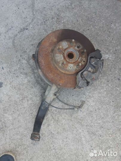 Левый поворотный кулак мазда 6 gg 2.3